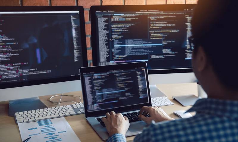 数据科学选型:R与Python如何赋能双塔区网站建设?